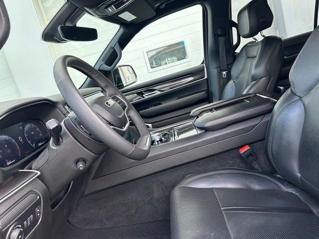 2023 Jeep Wagoneer Base