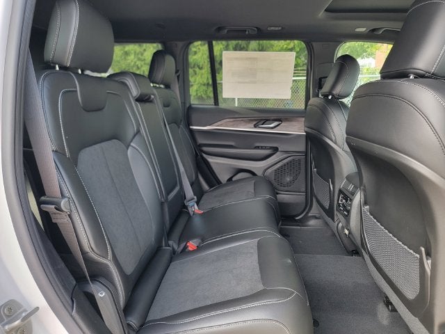 2027 Jeep Grand Cherokee GRAND CHEROKEE LAREDO ALTITUDE 4X4