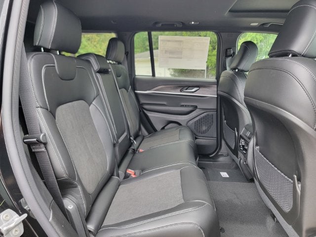 2027 Jeep Grand Cherokee GRAND CHEROKEE LAREDO ALTITUDE 4X4