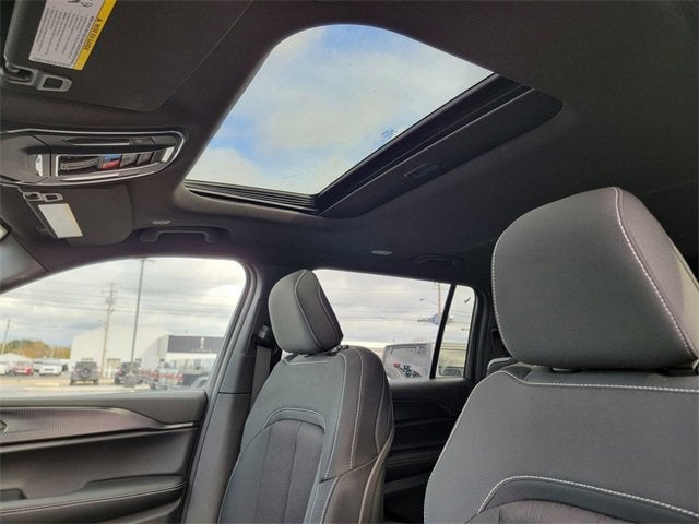 2025 Jeep Grand Cherokee GRAND CHEROKEE L LAREDO X 4X4