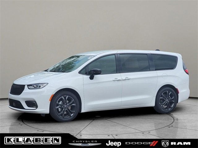 2026 Chrysler Pacifica Select's photo