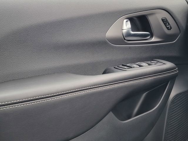 2027 Chrysler Pacifica PACIFICA SELECT AWD